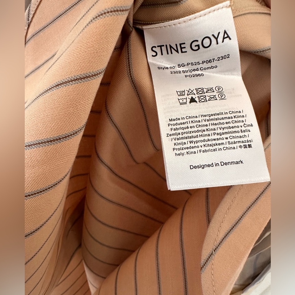 Stine Goya CLASSIC OVERSIZE SHIRT - MULTI STRIPES
-Size XS, Removable Collar - Picture 10 of 12